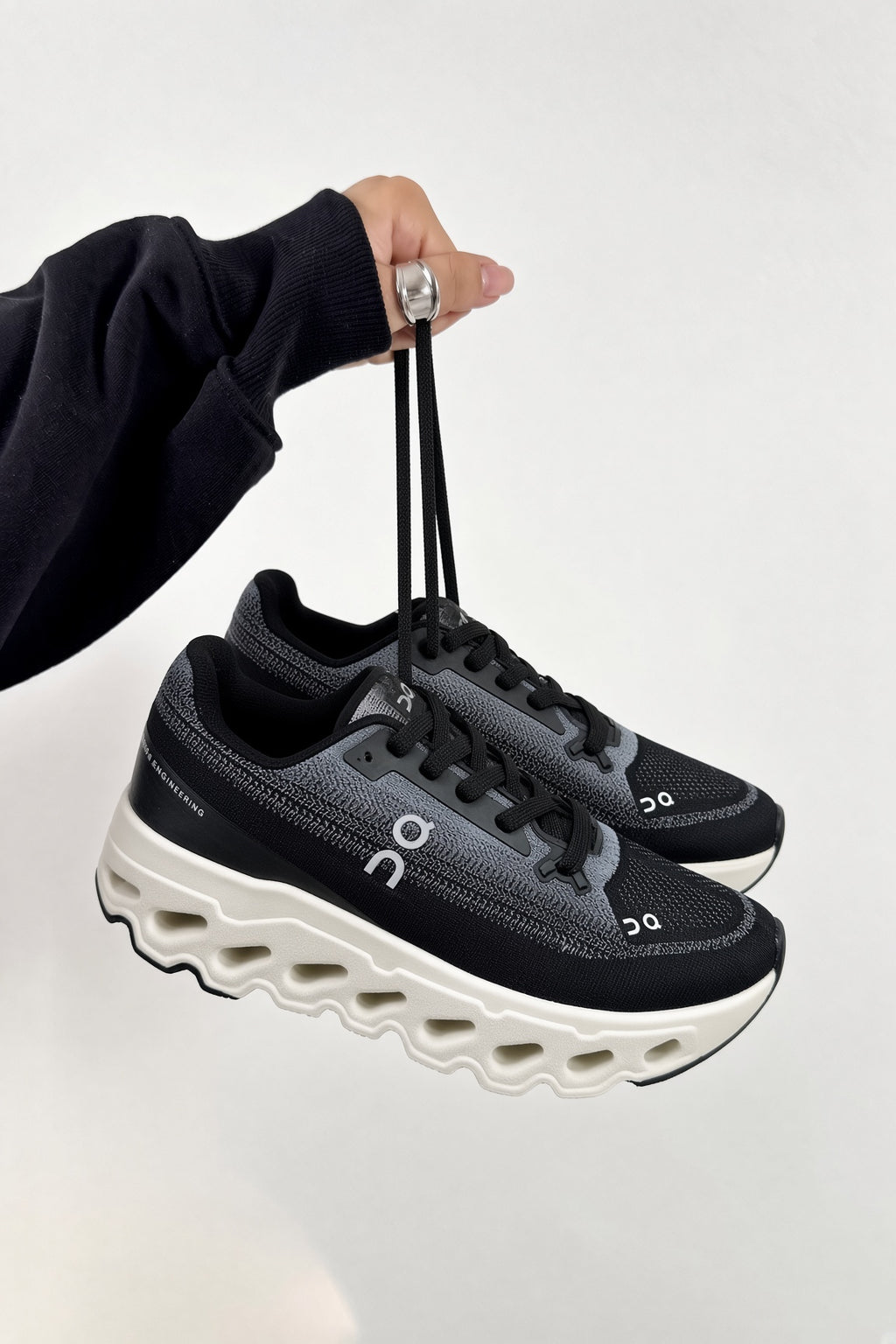 ON Cloud Black Off