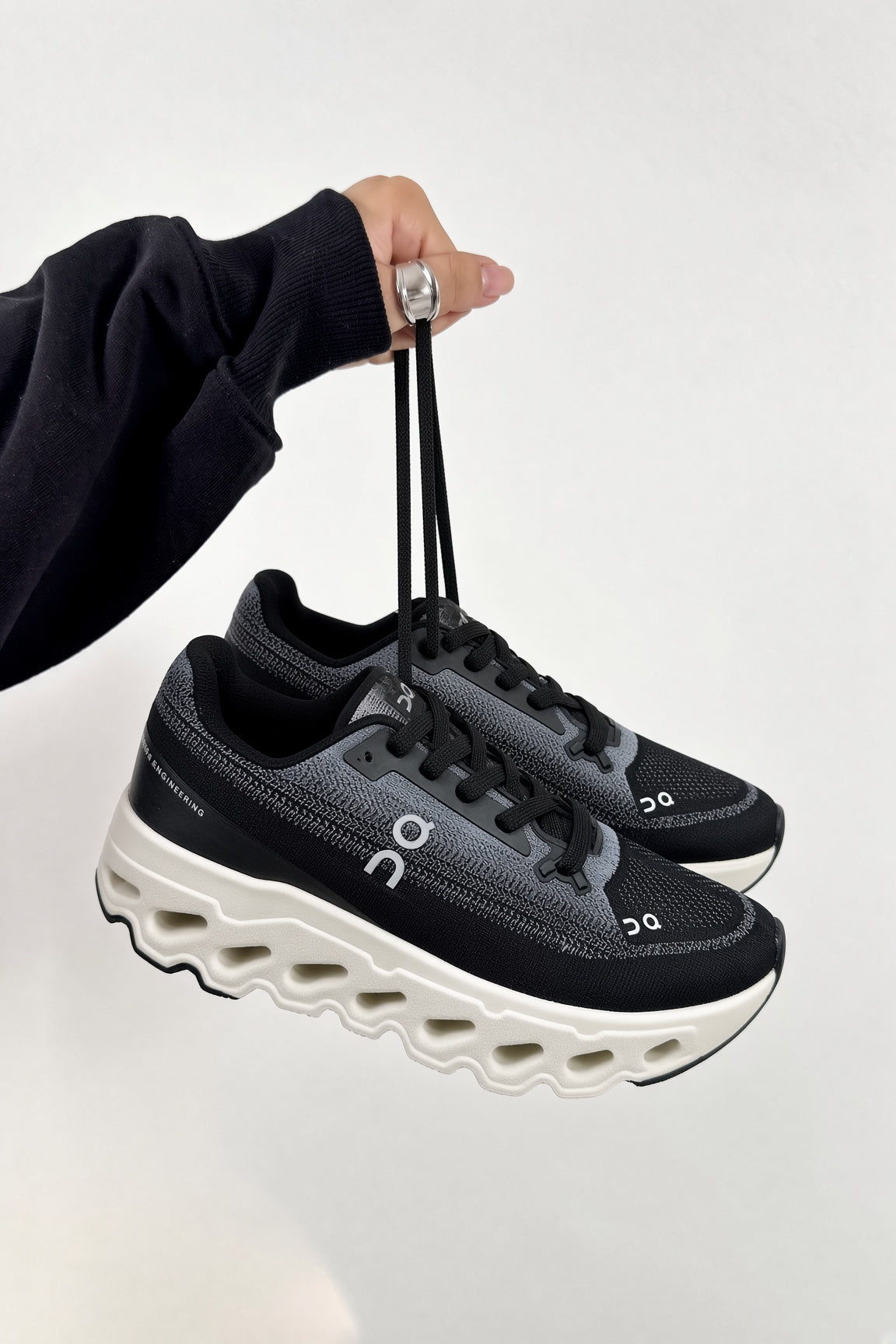 ON Cloud Black Off